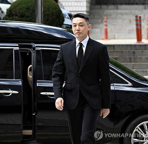 법정 출석하는 유아인.<연합뉴스 자료사진>